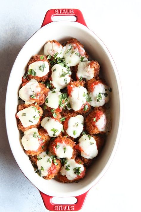 Chicken Parm Appetizer, Chicken Parm Bites, Super Bowl Food Menu, Easy Chicken Parm Recipe, Chicken Parm Recipes, Super Bowl Food Easy, Easy Super Bowl, Healthy Superbowl Snacks, Ways To Cook Chicken