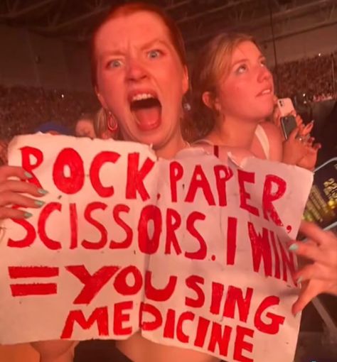 Love On Tour Signs, Concert Signs Ideas To Get Noticed, Concert Signs, Harry Styles Poster, Harry Styles Funny, Harry Styles Tour, Harry Styles Concert, Concert Fits, Harry Styles Love On Tour