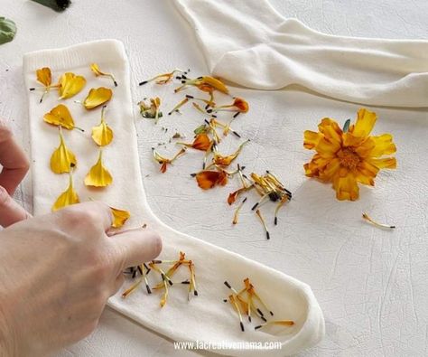 How To Print Flowers On Fabric, Pressed Flower Clothing, Flower Pounding On Fabric Tutorial, Flower Pounding On Fabric, Flowers For Eco Printing, Eco Friendly Art Projects, Punk Crafts, Flower Print Clothes, Flower Dinner