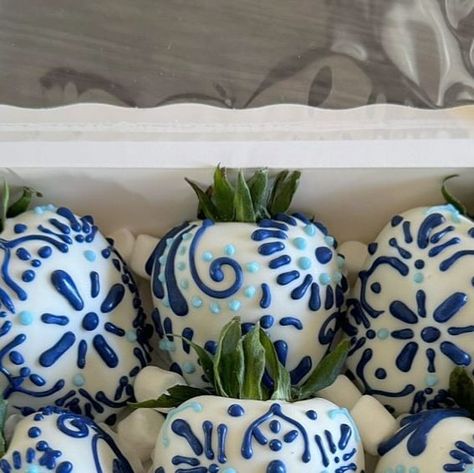 Mexican Chocolate Strawberries, Talavera Theme Party, Talavera Birthday Party, Wedding Chocolate Covered Strawberries, Talavera Cake, Talavera Party, Talavera Art, Chocolate Covered Strawberries Bouquet, Mexican Party Theme