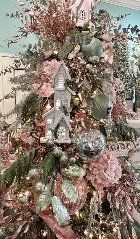 Mauve Christmas Tree, Pink Christmas Tree Ideas, Pink And Green Christmas, Christmas Tree Colour Scheme, Blue Christmas Tree Decorations, Blue Christmas Tree, Creative Christmas Trees, Shabby Christmas, Alternative Christmas Tree