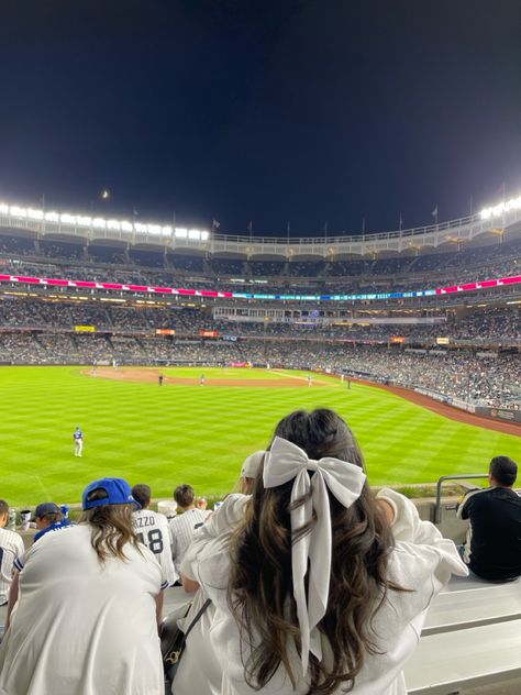 Baseball game pic inspo Pink Baseball Aesthetic, Baseball Mom Aesthetic, Baseball Game Pics, Baseball Game Aesthetic, Baseball Aesthetic, Baseball Outfits, Baseball Pics, Baseball Match, Yankees Game