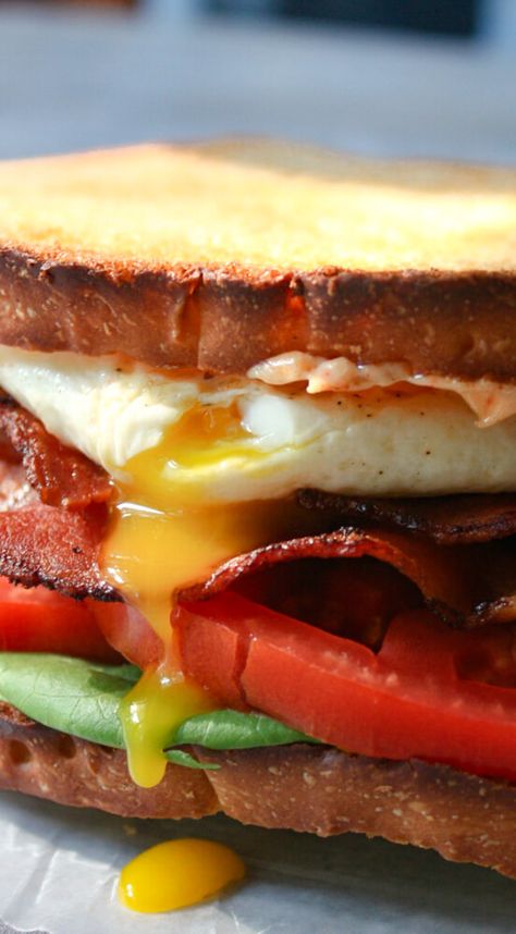 Egg Blt, Blt Sandwich Recipes, Blt Recipes, Diet Salad Recipes, Fried Egg Sandwich, Monte Cristo Sandwich, Blt Sandwich, Breakfast Burger, Tomato Sandwich