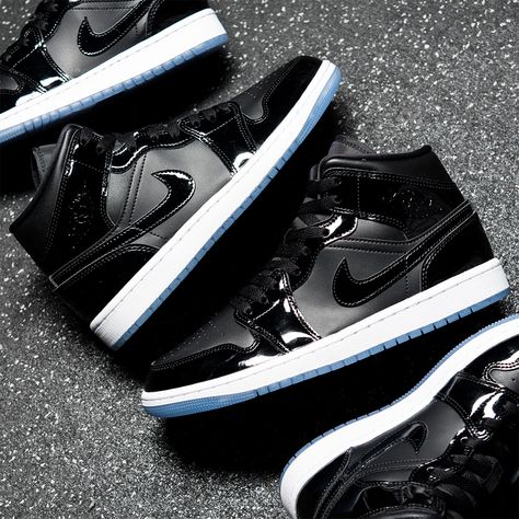 Space Jam Outfit, Jordan Mid, Jordan 1 Black, Black Jordans, Jordan Shoes Retro, Jordan Retro 1, All Nike Shoes, Nike Air Jordan 1 Mid, Fresh Shoes