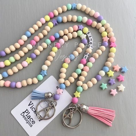 Lanyard Beads Design Ideas, Diy Bead Lanyard, Diy Teacher Lanyard Beads, Beaded Teacher Lanyard, Teacher Lanyard Ideas, Diy Lanyard Beaded, Diy Teacher Lanyard, Diy Lanyards, Teacher Lanyard Beaded