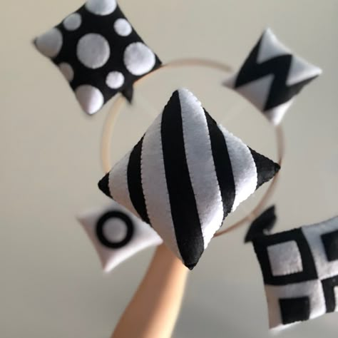 Montessori Mobile, Montessori Diy, Diy Bebe, Black And White Baby, Montessori Baby, Mobile Development, Baby Room Design, Hanging Mobile, Baby List