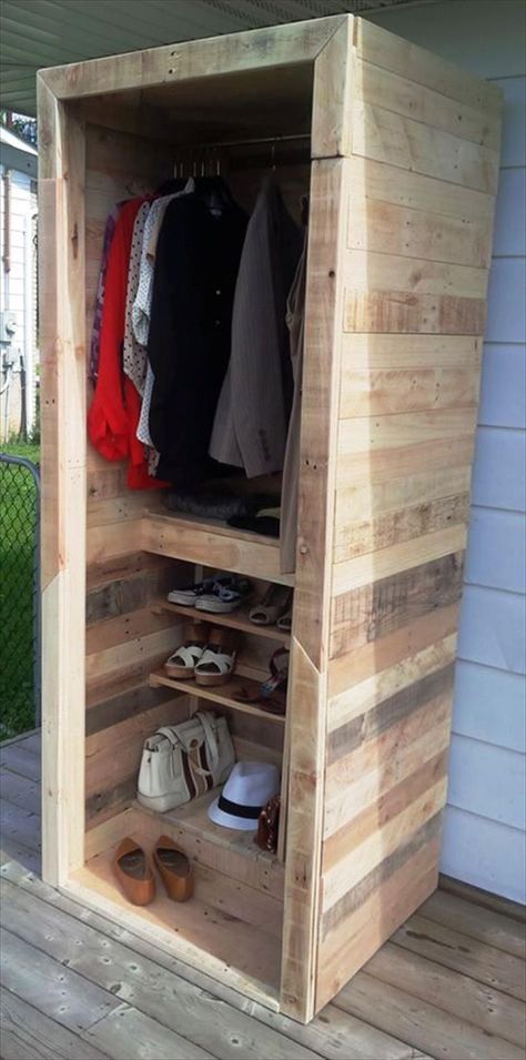 Built a Pallet Wardrobe or Pallet Closet | 101 Pallet Ideas Diy Fitted Wardrobes, Small Closet Hacks, Pallet Wardrobe, Pallet Closet, Wooden Closet, Pallet Crates, Wooden Pallet Furniture, Pallet Designs, Pallet Creations