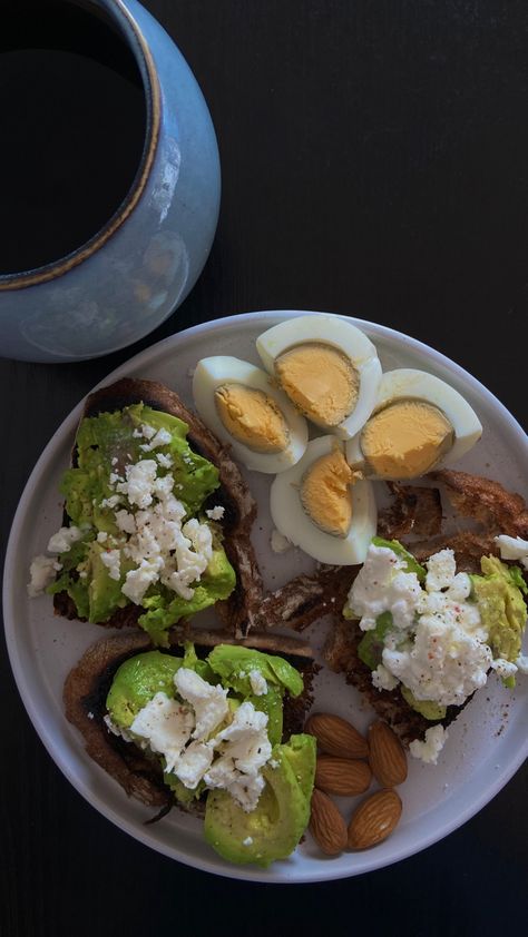 Post workout  avocado toast egg healthy Breakfast Prep Healthy Meals, Healthy Breakfast Food, Breakfast Avocado Toast, Orange Dark Chocolate, Breakfast Avocado, Cravings Food, Presentation Food, Kiss Gif, Healthy Protein Meals