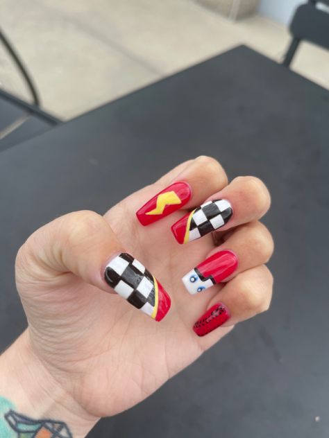 Lightning Mcqueen Nail Art, Disney Cars Nails Acrylic, Motorsport Nails, Lightning Mcqueen Nails, Race Car Nails Designs, Cars Nails, Hot Wheels Nails, Racing Nails, Disneyland Nails