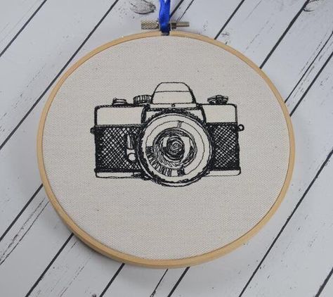 Tattoo Decor, Embroidered Hoop, Lazy Daisy Stitch, Embroidered Art, Retro Camera, Pola Sulam, Embroidery Patterns Vintage, Learn Embroidery, Vintage Tattoo