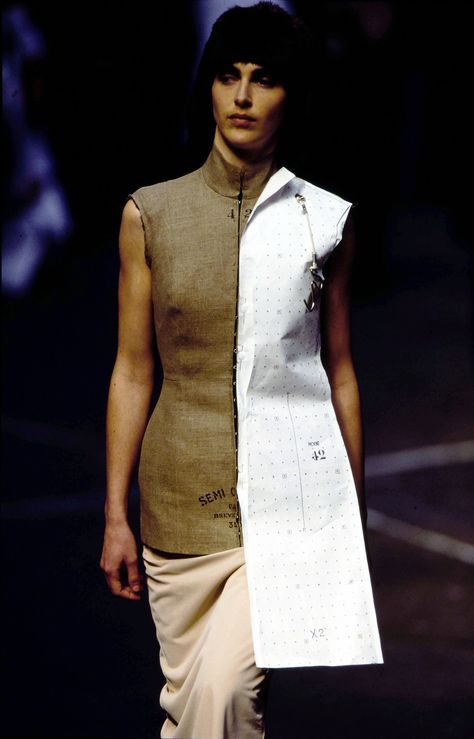 Maison Margiela Fall 1997 Ready-to-Wear Accessories Photos - Vogue Martin Margiela 90s, Margiela Runway, Margiela Couture, Deconstructed Fashion, Fashion Design Ideas, Margiela Archive, Deconstruction Fashion, Moschino Dress, Anti Fashion