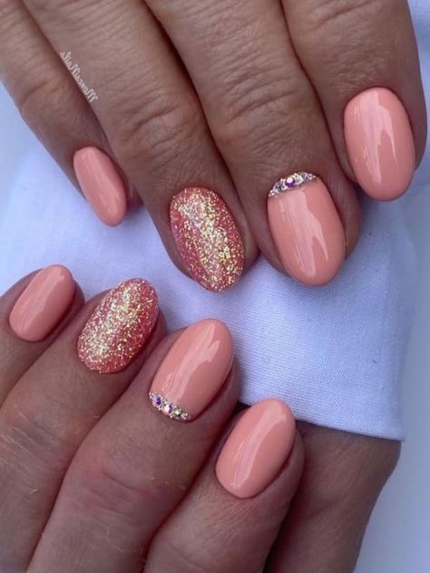 short peach nude nails with glitter Bright Coral Nails Acrylic, Coral Gold Nails, Summer Nails Peach Coral, Sparkly Coral Nails, Coral Sparkle Nails, Peaches And Cream Nails, Bright Coral Nails With Glitter, Peach Sparkle Nails, Peach Colored Nails Designs