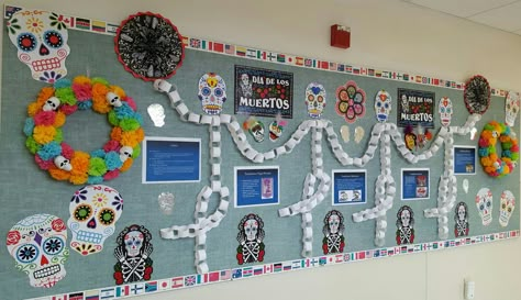 Dia De Los Muertos Classroom Door Ideas, Dia De Los Muertos Bulletin Board Ideas, Skeleton Bulletin Board, Hispanic Heritage Month Crafts, Holiday Bulletin Boards, Dia De Los Muertos Decorations Ideas, Bulletin Boards Classroom Decor, Spanish Decor, Spanish Club