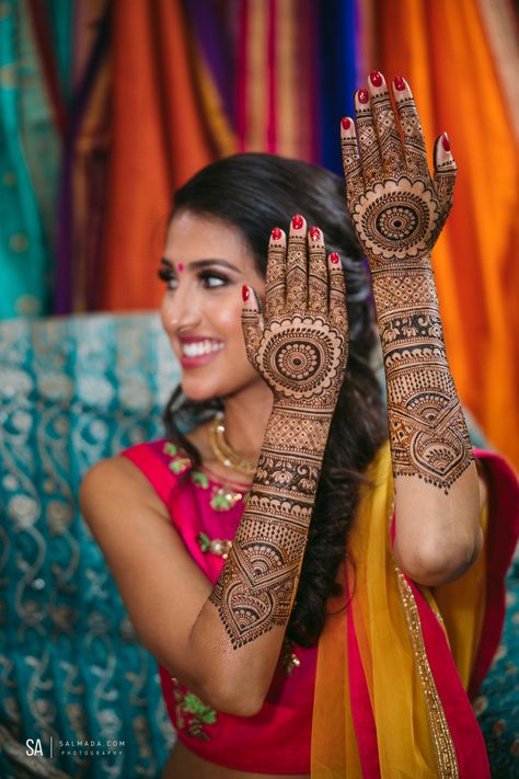 Henna by Purvi Mahendi Ceremony, Mahndi Pic Wedding, Dulhan Mehndi Pose, Mendhi Photo Shoot, Mehandi Ceremony, Mandi Photography, Wedding Images Hindu, Mehndi Shoot Poses, Hindu Bride Mehandi Designs