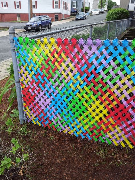 School Fence, Fence Weaving, Fence Decorations, Fence Privacy, Sensory Garden, Seni Dan Kraf, Front Yard Fence, Fence Art, School Garden