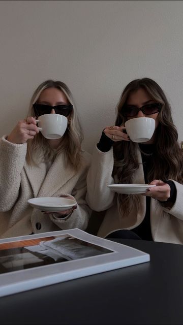 Podcast Aesthetic Women, Bff Coffee Pics, Besties Working Together, Coffee Shop Pose Ideas, Coffee Branding Photoshoot, Friends In A Coffee Shop, Coffee Cheers Aesthetic, Instagram Inspiration Posts Pictures, Coffee Aesthetic Friends