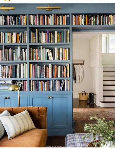 Reading Room Design, Blue Bookshelves, Interior Design Per La Casa, Home Library Design, Home Libraries, Built In Bookcase, Library Design, Book Shelves, Reading Room