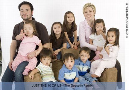 Kate Gosselin has only been pregnant twice, but delivered eight children. Twin girls were born in 2000, followed by sextuplets in 2004. The delivery of the three boys and three girls was attended by a team of 50 doctors, nurses, and specialists in Hershey, Pennsylvania. Kate Plus 8 Now, Kate Plus 8, Kate Gosselin, Multiple Births, Big Family Photos, 19 Kids And Counting, 19 Kids, Baby Faces, How To Have Twins