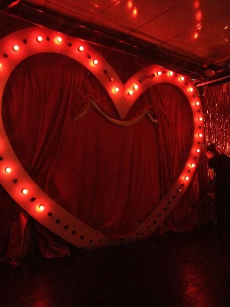 Moulin Rouge Prom, Cabaret Decor, Dark Cabaret Aesthetic, Burlesque Party Decorations, Cabaret Aesthetic, Burlesque Theme Party, Cabaret Stage, Burlesque Aesthetic, Burlesque Stage