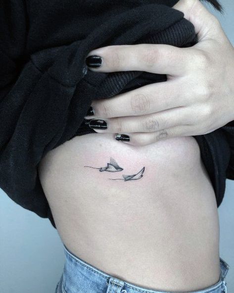 Two Manta Rays Tattoo, Stingray And Turtle Tattoo, Tattoos Sea Creatures, Manta Ray Tattoo Design, Small Stingray Tattoo, Ocean Theme Tattoo, Stingray Tattoos, Pelican Tattoo, Manta Ray Tattoo