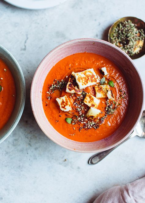 Food blogger Izy Hossack makes Tomato Soup with Halloumi Croutons Halloumi Croutons, Middle Eastern Vegetarian, Paleo Pescatarian, Vegetarian Soups, Crouton Recipes, Vegetable Stock Cubes, Super Easy Dinner, Deliciously Ella, Za Atar