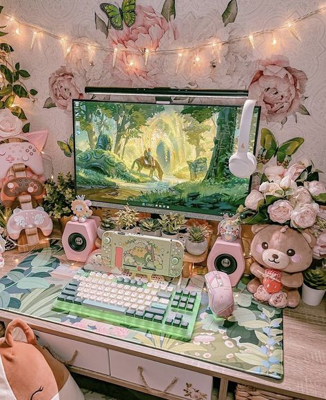 Kawaii Cottagecore Bedroom, Girly Gamer Setup, Kawaii Interior Design, Girly Game Room, Monitor Setup Aesthetic, Cottage Core Gaming Set Up, 3 Monitor Desk Setup, Kawaii Pc Setup, Girly Gaming Setup