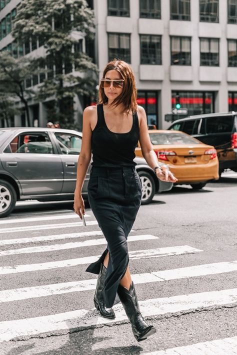 Cowboy Boots Street Style, Outfit Ideas With Boots, Heels Boots Outfit, Cowboy Boot Outfits, Christine Centenera, Blogger Street Style, Country Concert Outfit, Trending Boots, All Black Outfit