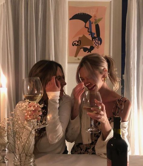 Soulmate Equation, Evelyn Hugo, Christina Lauren, Girl Friendship, Female Friendship, Wine Night, Books Aesthetic, Night Photos, Soul Sisters