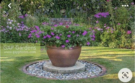 Pie Shaped Front Yard Landscaping, Large Garden Planters Ideas Focal Points, Round Garden Ideas, Circle Lawn Landscape Design, Circular Garden Design Landscaping, Landscape Circle Design, Yard Focal Point Ideas, Half Circle Flower Beds, Circular Garden Ideas