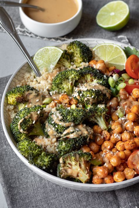 Roasted Broccoli Bowl, Broccoli Bowl, Chickpeas Quinoa, Asian Peanut Sauce, Plats Healthy, Healthy Bowls, Vegan Bowls, Roasted Broccoli, Roasted Chickpeas