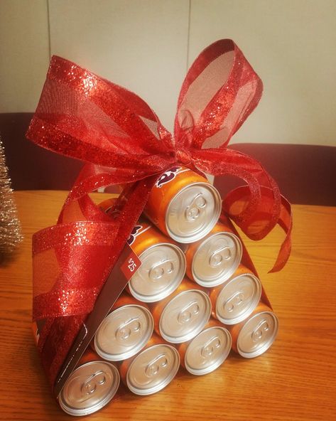 Holiday Soda Tree Soda Can Christmas Tree, Soda Gift Basket, Diy Personal Gifts, Drink Basket, Coworker Holiday Gifts, Christmas Candy Crafts, Gift Towers, Coworker Gifts, Personal Gifts