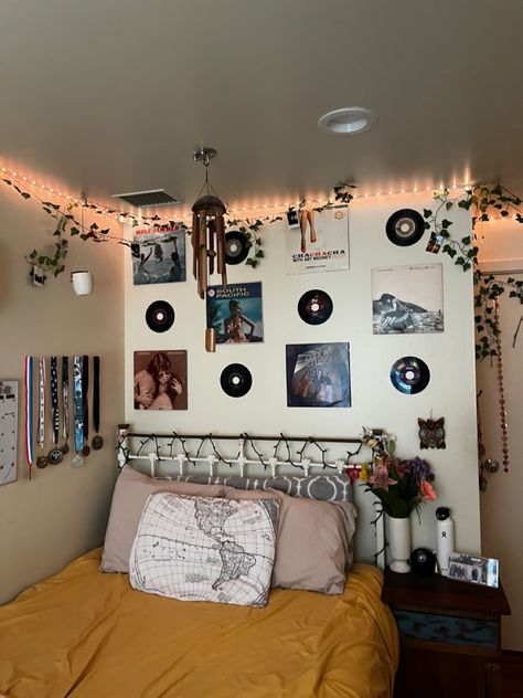 old record room decore with vines and lights Record Room Decor, Record Decor, Maximalist Room, Record Room, Record Wall, Cute Bedroom Decor, Walls Room, Room Idea, Art Room