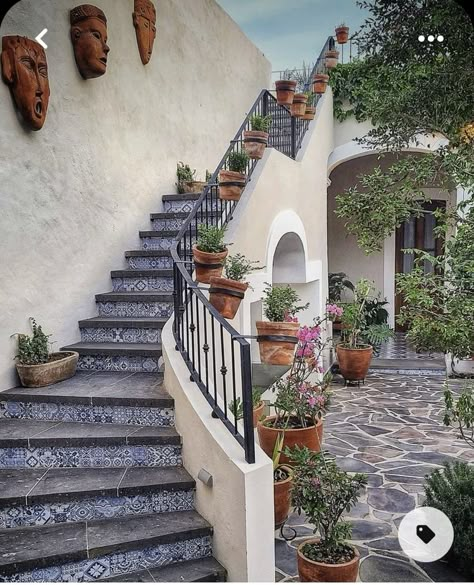 Mexican Rancho Aesthetic, Hacienda Style Homes Mexican Exterior, Mexican Hacienda Homes, Senora Era, Spanish Stairs, Mexican House Exterior, Spanish Style Courtyard, Spanish Colonial Decor, Spanish Style Tile