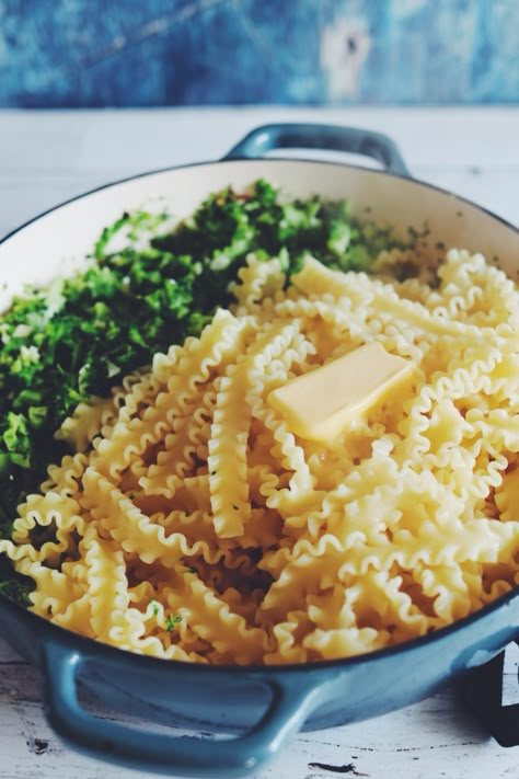 Broccoli and Garlic Pasta with Parmesan, Red Pepper Flakes + Lemon - My favorite pasta dinner that\'s quick and easy! Malfada Pasta Recipe, Easy Recipes Dinner Vegetarian, Garlic Broccoli Pasta, Gf Noodles, Broccoli Pasta Recipe, Garlic Broccoli, Creamy Pasta Dishes, Fodmap Friendly, Salad Pasta