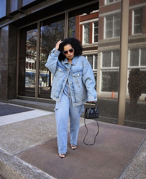 Oversized Denim Jacket Outfit Women, Jean Jacket Outfits Black Women, Denim On Denim Outfit Black Women, Long Denim Jacket Outfit, Oversized Jean Jacket Outfit, Denim Jacket Outfit Women, Oversized Denim Jacket Outfit, Denim Jumpsuit Outfit, Long Denim Jacket