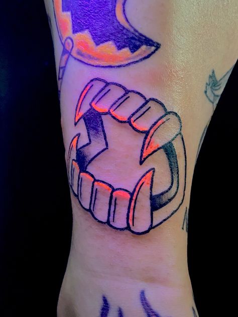 Glow Worm Tattoo, Vampire Teeth Tattoo, Light Tattoos, Teeth Tattoo, Teeth Fangs, Black Light Tattoo, Tooth Tattoo, Uv Tattoo, Vampire Teeth