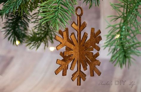 Love this simple easy DIY wooden Christmas ornaments. Learn how to make these snowflake shaped wooden ornaments using a Cricut Maker. #anikasdiylife #christmasornaments Basswood Cricut, Wooden Cricut Projects, Xmas Crafts To Sell, Diy Wooden Christmas Ornaments, Cricut Ornaments, Circuit Maker, How To Make Snowflakes, Snowflake Cutouts, Wood Snowflake