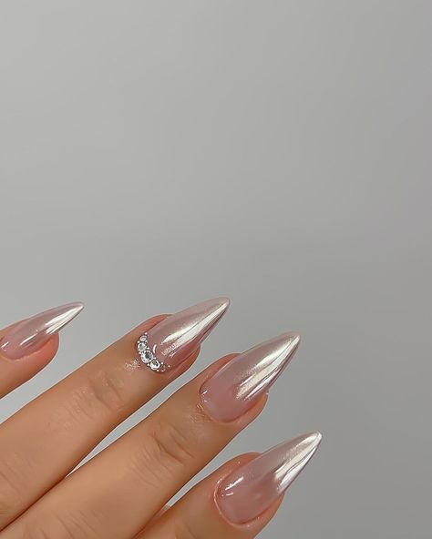 Citycore Aesthetic, Glow Aesthetic, Nail Art Chrome, Pearl Chrome, White Chrome Nails, Korean Photography, Distribution Channel, Nailinspo Nailart, Sky City