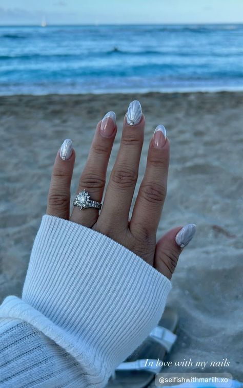 Summer Pearl Nails, Cute Nail Designs For Summer Short, Shell Design Nails, Pearl Shell Nails, Summer Shell Nails, Summer Nails Shell, Coastal Nails Designs, Nails With Shells, Beach Nails Almond