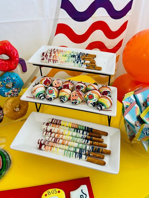 Coco Melon Birthday Food Ideas, Cocomelon Pretzel Sticks, Cocomelon Strawberry Ideas, Cocomelon Sweets Table, Cocomelon Chocolate Covered Strawberries, Cocomelon Snack Ideas, Coco Melon Candy Table, Cocomelon Dessert Ideas, Cocomelon Party Snacks