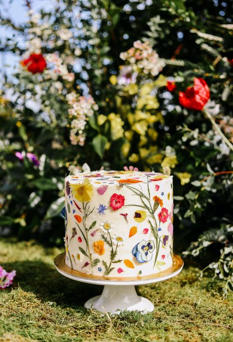 Wildflower Wedding Theme Cake, Wildflower Wedding Cupcakes, Wildflower Cupcakes, Enchanted Garden Birthday Party, Enchanted Garden Birthday, Birthday Party Garden, Wildflower Cake, Garden Party Cakes, Spring Birthday Party