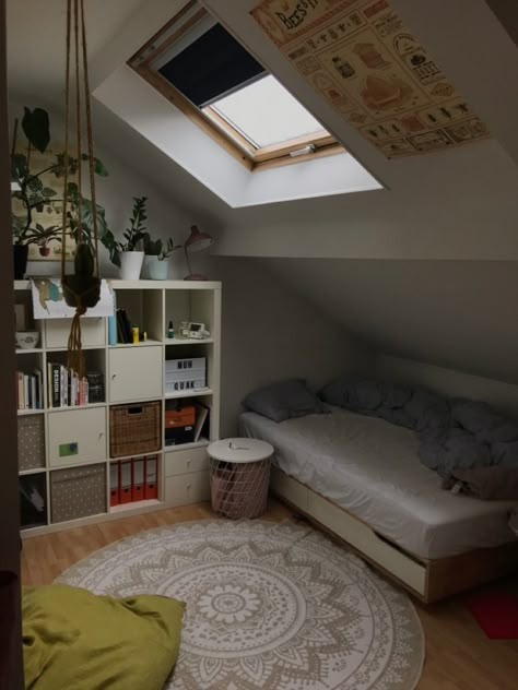 Room Ideas For Triangle Roof, Cozy Attic Bedroom Ideas, Loft Room Aesthetic, Slanted Roof Bedroom, New Bed, Loft Room, Pinterest Room Decor, Attic Bedroom, Redecorate Bedroom