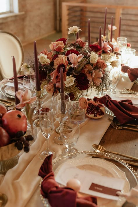 Moody Wedding Reception Table, Round Tablescapes Fall, Red Spring Flowers, Tablescape Wedding Round Table, February Wedding Table Decor, Ethereal Table Setting, Burnt Red Wedding, Maroon Table Setting, Sedona Wedding Colors