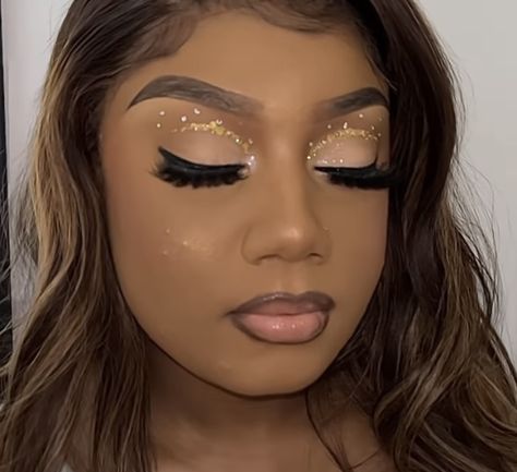 Makeup Looks Gold Dress, Gold Makeup With Gems, Prom Makeup With Rhinestones, Birthday Glam Makeup Black Women, Prom Makeup Gold, Birthday Glam Makeup, Glam Makeup Black Women, Metallic Eye Makeup, Gold Glitter Eyeshadow