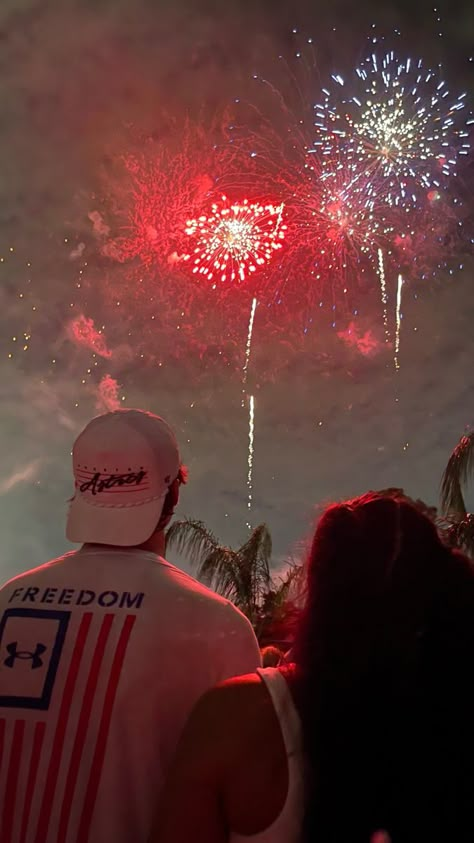 aesthetic couple Fireworks Couple Aesthetic, Fireworks Couple, 4th Of July Couple, Football Bf, Fourth Of July Pics, July Vibes, Country Relationship Goals, Country Relationships, Country Couples