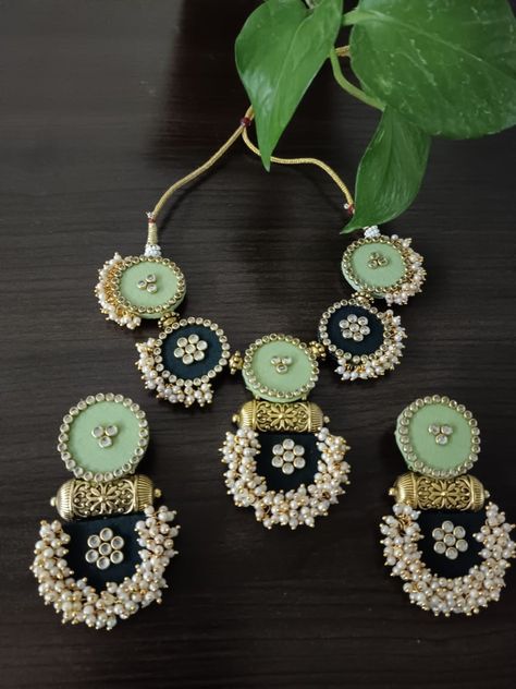 Febric Jwellery Idea, Navaratri Jewellery, Mdf Jewellery, Diy Necklace Designs, Diy Earrings Materials, Kundan Jhumka, South Indian Temple, Temple Necklace, Flower Jewelry Designs