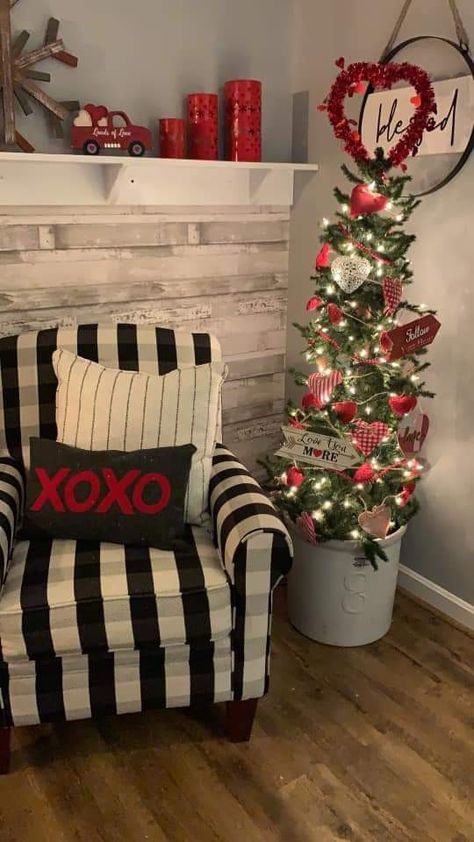 Valentine Winter Decor, Valentines House Decor, Farmhouse Valentines Day Decor, Valentine Trees, Valentine's Home Decoration, Saint Valentin Diy, Vintage Valentines Decorations, Valentines Bricolage, Valentine Decoration