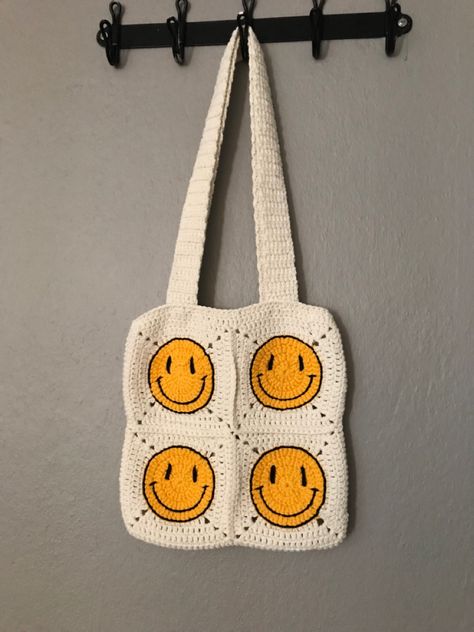 Smiley Face Crochet, Crochet Smiley Face, Molla Mills, Crochet Bedspread Pattern, Pixel Crochet, Crochet Bedspread, Cat Bag, Fun Crochet Projects, Granny Squares Pattern