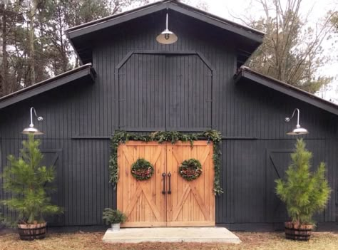 A festive barn from our customer Cindi complete with three Chicago Vintage Industrial Gooseneck Lights! Barn Light Electric, Barn Shop, Outdoor Barn Lighting, Best Barns, Barn Renovation, Black Barn, Barn Garage, Metal Barn, Barns Sheds