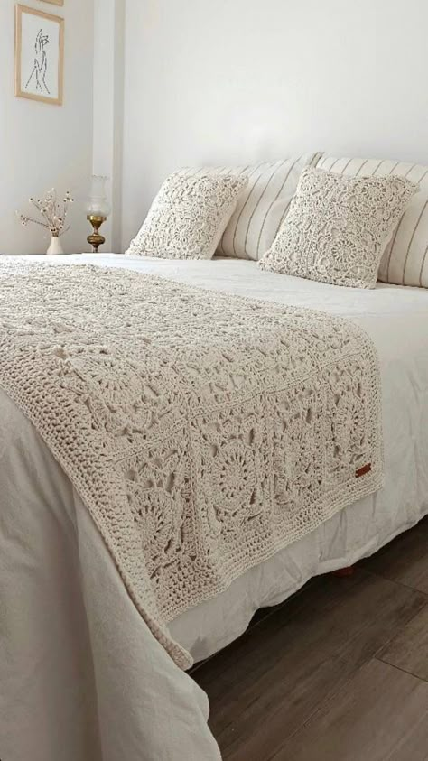 Draps Design, Crochet Bedspread, Crochet Home Decor, Crochet Home, Bed Spreads, Home Deco, Bedroom Interior, Apartment Decor, Bed Sheets